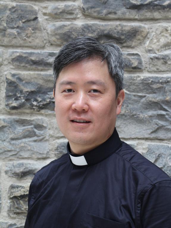 Ben Tshin headshot outside SPBS